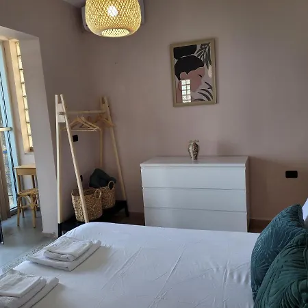 Angela Villa *