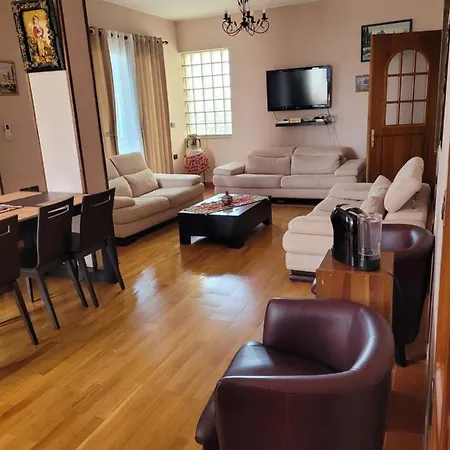 Angela Villa Vlorë